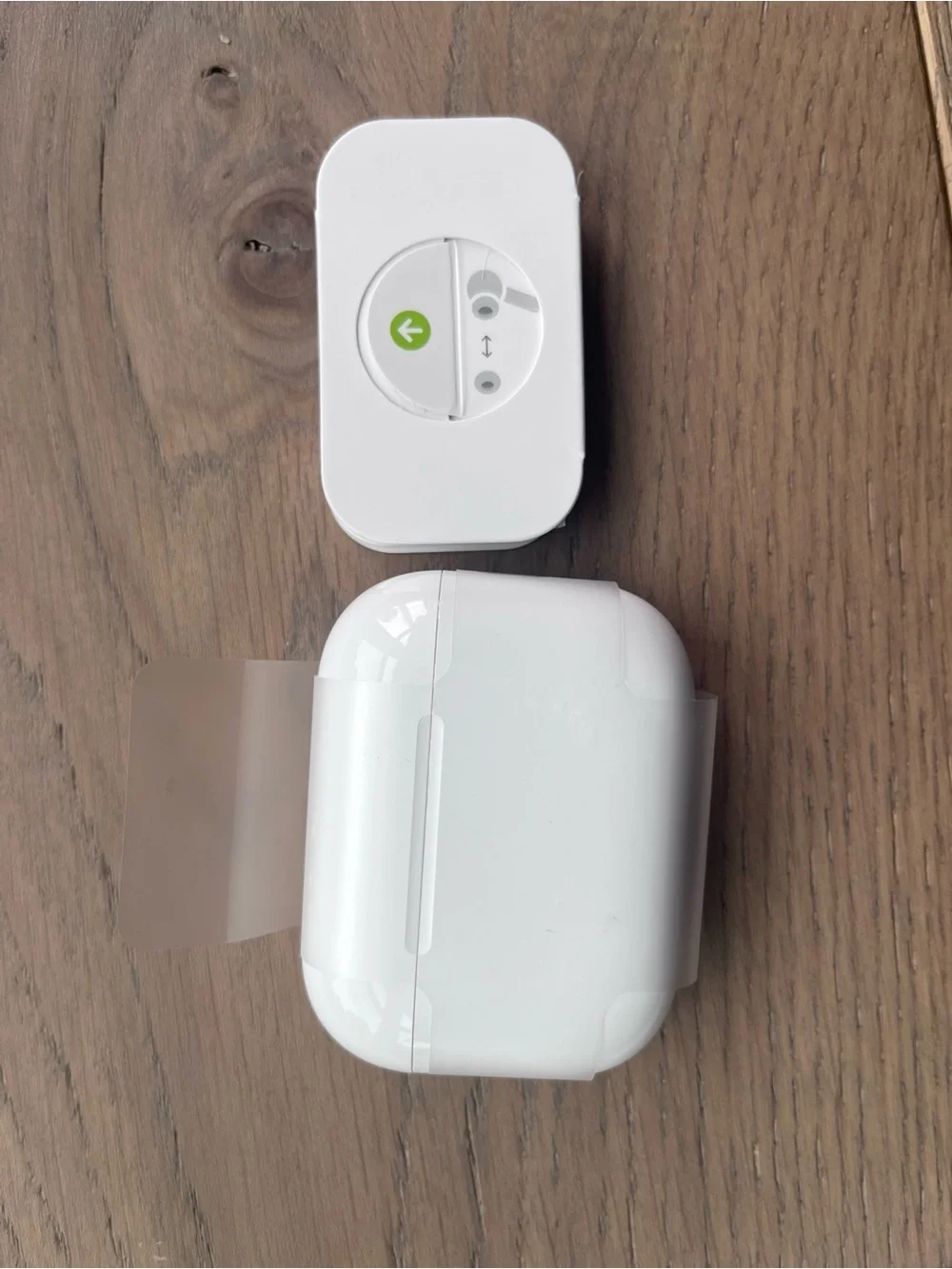 Apple Wireless Earbuds in White with Charging Case
